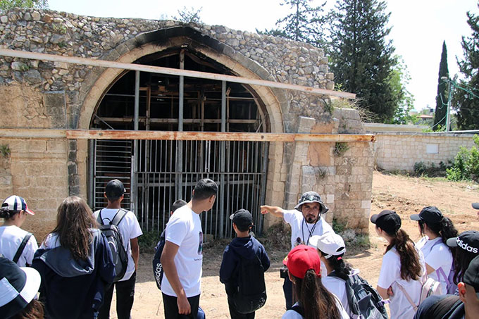 طلّاب طبقة الثوامن من اعدادية دار التربية والعلوم بجولة استكشافية لمعالم جلجولية 